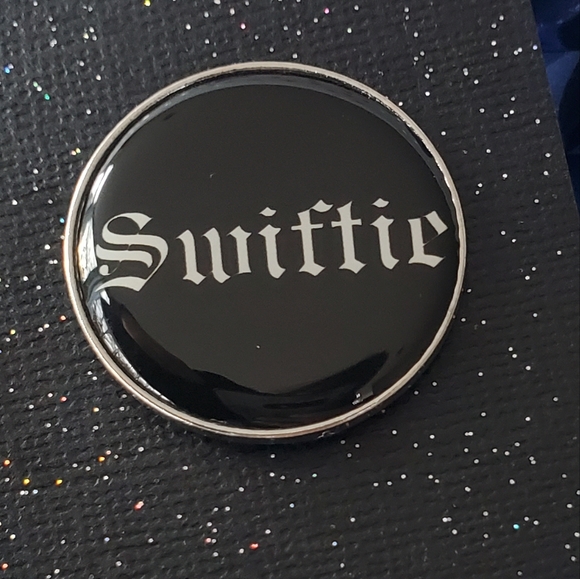 SWIFTIE Taylor Swift jewelry 🎁 Gift set 2 pins with free gift bag black white - Picture 3 of 5